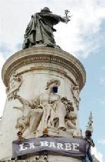 Elles collent des barbes aux statues! collent des barbes aux statues