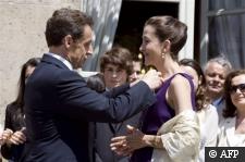 Photographe : Philippe Wojazer AFP :: Le président Nicolas Sarkozy avec Ingrid Betancourt à la Garden Party de l'Elysée le 14 juillet 2008.