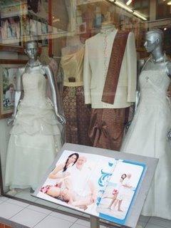 Votre petite-fille? Non, ma femme...