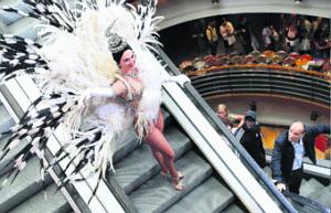 Les danseuses du Lido érotisent les Galeries danseuses du Lido