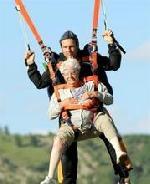 A 90ans, elle saute en parachute ! Une nonagénaire saute en parachute