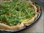 Tarte de courgette jaune, pignons et roquette