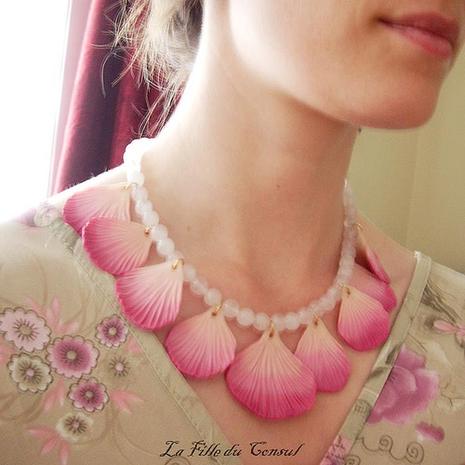 Des pétales à mon cou / Petals around my neck Des pétales à mon cou - Petals around my neck