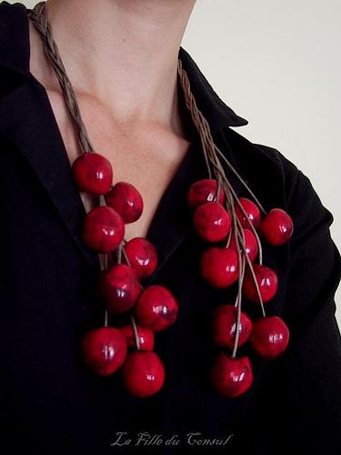 Un, deux, trois, nous irons au bois... Collier de cerises - cherries necklace