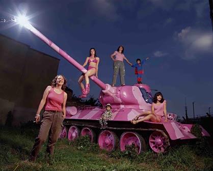 Les plus improbables objets roses d'henry victoire (10) http://douglas.typepad.com/content/pink-tank.jpg
