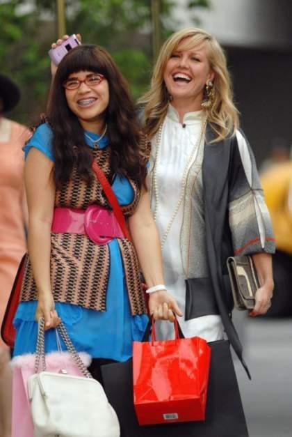 America Ferrera and Ashley Jensen shoot a shopping scene for 'Ugly Betty'