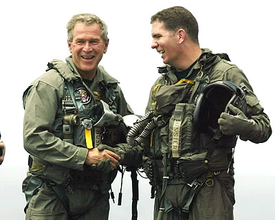 Georges Bush en tenue de pilote est ridicule