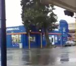 vidéo tempête nouvelle zélande voiture arbre