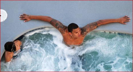 Rihanna et Chris Brown ensemble dans une piscine