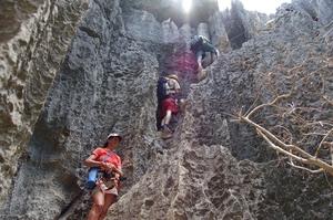 12-tsingy-bemaraha-escalade