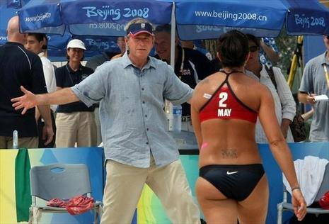 Bush se met au beach-volley