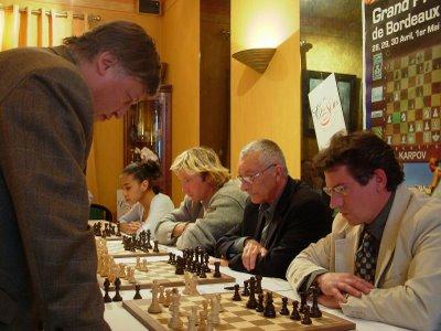 Pierre ici face au champion du monde d'échecs Anatoly Karpov