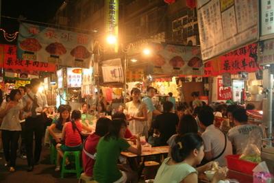 Blog de taiwaninside : Taiwan, vue de l'intérieur, Marché de nuit à Taipei : bien sûr on y trouve à manger