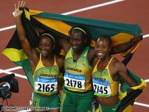 9 secondes 69, le temps du sprint jamaicain est arrive From left: Women's 100m winner Shelly-Ann Fraser with Jamaica teammates Kerron Stewart and Sherone Simpson.
