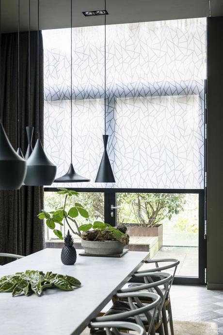 Conseils et astuces pour mettre en valeur ses fenêtres salle à manger moderne store transparent graphique suspension métallique noire design