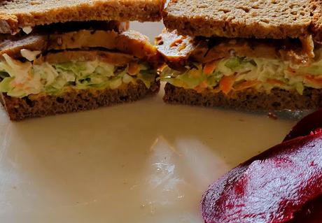 Sandwiche reuben de seitan et salade de chou