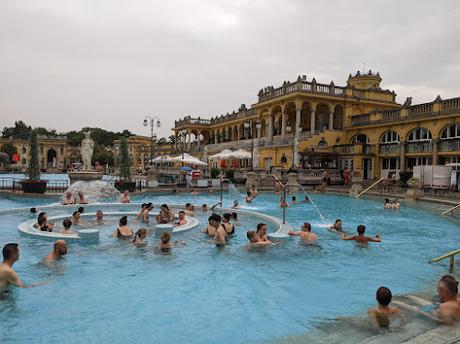 Budapest, ville thermale — Les Bains Széchenyi  en 40 photos