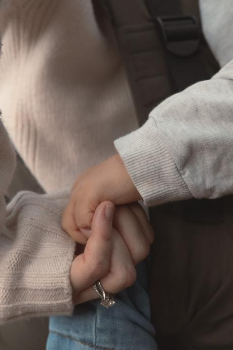 Nos balades en forêt en deux temps : à pied puis sur le porte-bébé Stokke bébé maman main dans la main