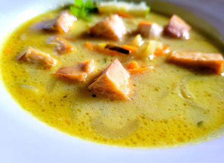 Soupe asiatique avec nouilles de patates douces et de courgettes spiralisées