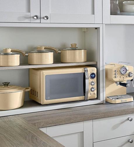 Nettoyage d’un four micro-ondes : Comment faire briller votre électroménager ? cuisine beige jaune vintage bois plan de travail bois gris
