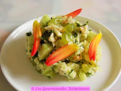 Salade de chou-rave aux raisins et aux noisettes fraîches (Vegan)