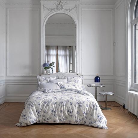chambre blanche style parisien détail bleu Anne de Solène