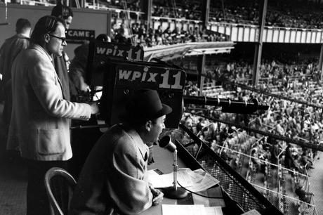 Mel Allen au vieux Yankee Stadium appelle le baseball à la radio AM