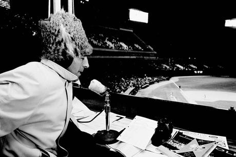 Phil Rizzuto annonce un match de baseball des Yankees à la radio AM