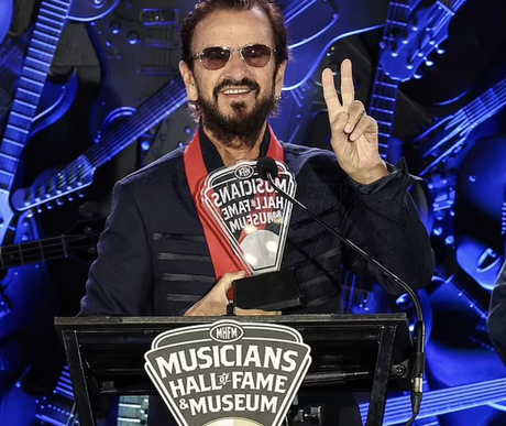 Ringo Starr, 83 ans, légende des Beatles, reçoit un Legacy Award lors de la cérémonie du Musicians Hall of Fame à Nashville.