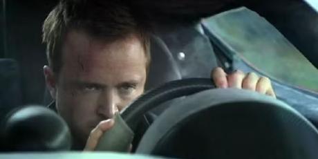 Aaron Paul conduisant et ayant l'air en colère dans Need for Speed
