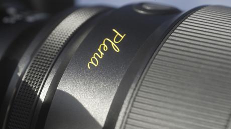 L’objectif unique Nikon 135 mm « Plena » promet un bokeh impeccable pour les photographes portraitistes Gros plan de la signature Plena de l'objectif Nikon Z 135 mm Plena