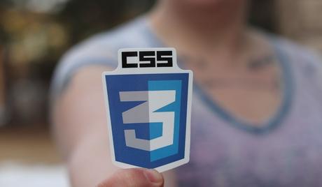 Femme avec un autocollant CSS