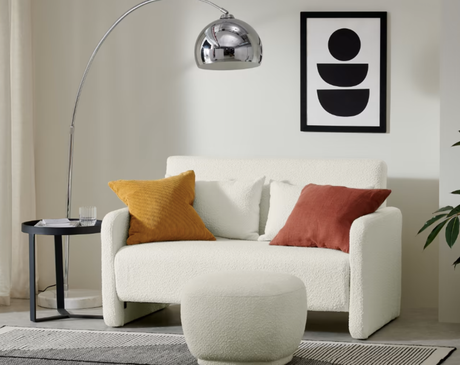 Comment aménager une pièce colorée ? comment aménager-une pièce colorée coussin jaune et rouge