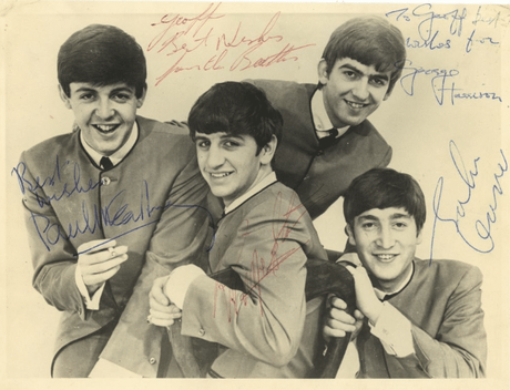 Une photo rare signée par les quatre Beatles mise aux enchères