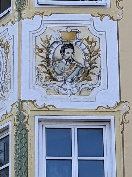Lüftlmalerei in Garmisch - Ein Wandbild von König Ludwig II. - 4 Fotos