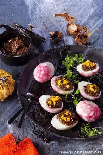 RECETTE HALLOWEEN : Les Œufs marbrés, mayonnaise noire RECETTE HALLOWEEN : Les Œufs marbrés, mayonnaise noire