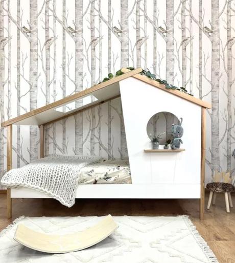 idee deco interieure chambre bebe lit cabane papier peint foret
