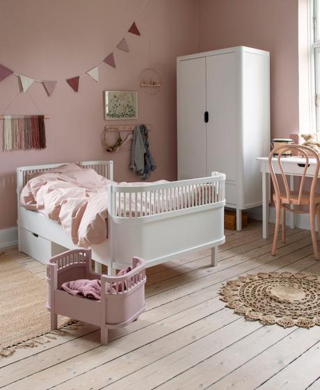 Créer un paradis pour bébé : bien choisir le thème de la chambre de votre enfant guirlande decorative chambre rose poudre fille