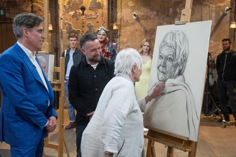 Judi Dench inspecte son portrait réalisé par Gareth Reid dans le cadre du concours « Portraitiste de la décennie » en mai 2023. 