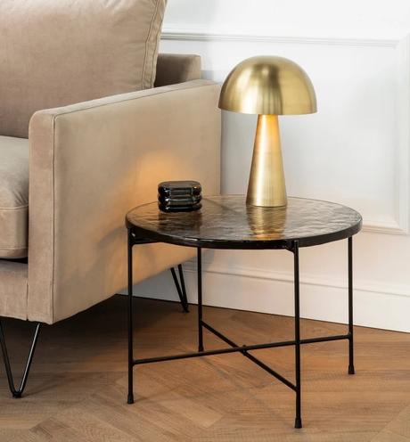 salon design moderne lampe laiton table verre noir