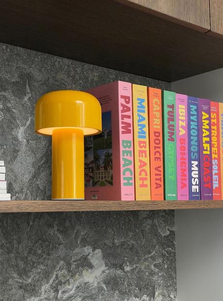 etagere salon livre colore lampe jaune design contemporain