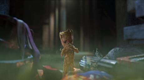 Groot est repoussé par un nuage malodorant au milieu d'un tas de détritus et de nourriture pourrie dans un alambic de I Am Groot