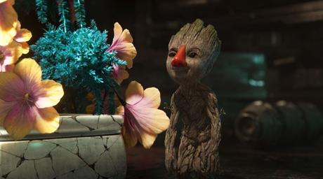 Baby Groot renifle un bouquet de fleurs avec son nouveau nez orange dans I Am Groot