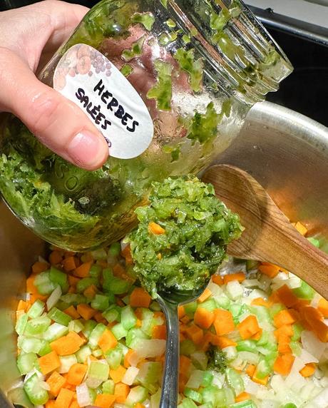 herbes salées du Québec dans la soupe aux légumes