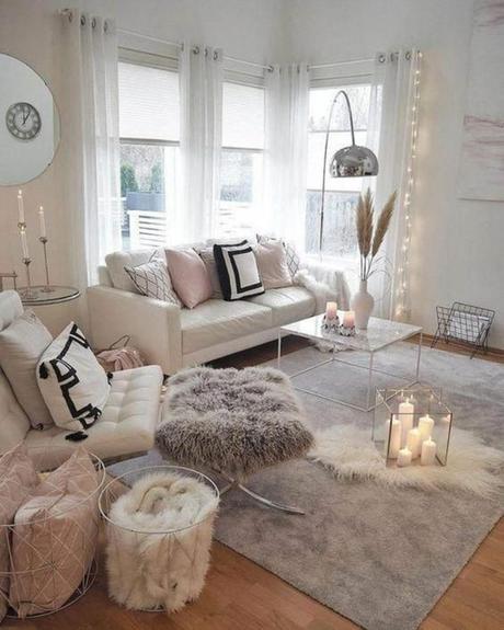 canape salon tapis gris guirlande lumineuse parquet bois cosy rose blanc