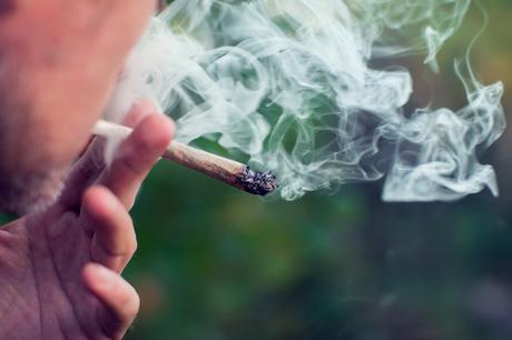 L'exposition secondaire à la fumée du cannabis est généralement considérée comme moins nocive que le tabagisme passif (Visuel Adobe Stock 226382495)