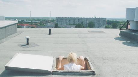 Critique- Une femme sur le toit : changer de vie ou mourir 1655199490289_1000x0562_0x0x0x0_1679265276583