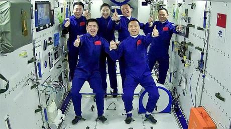 Les équipages de Shenzhou-15 et Shenzhou-14 prennent une photo de groupe avec le pouce levé après un rassemblement historique dans l'espace, le 30 novembre 2022. /CFP