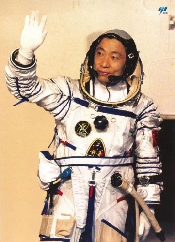 L'astronaute Yang Liwei salue avant d'être envoyé dans l'espace depuis le centre de lancement de satellites de Jiuquan, dans le nord-ouest de la Chine, le 15 octobre 2003. /via l'Agence spatiale chinoise habitée