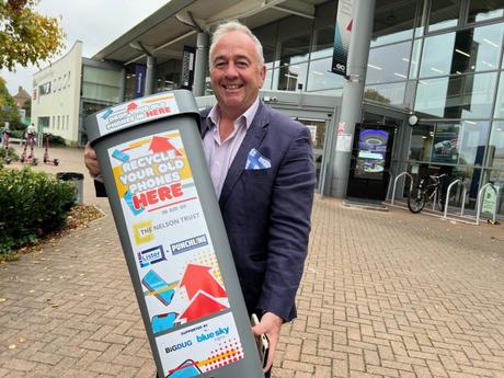 Rob Lister, MD of Lister Unified Communications, arrives at Hub8 at Gloucestershire College in Cheltenham with a mobile phone recycling bin. Une campagne de recyclage des téléphones portables frappe Cheltenham